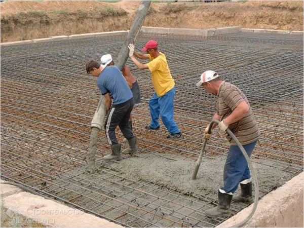 Contemporaneamente alla distribuzione del calcestruzzo, vibra