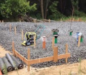 Se rellenó piedra triturada, se instalaron elementos empotrados del alcantarillado y suministro de agua