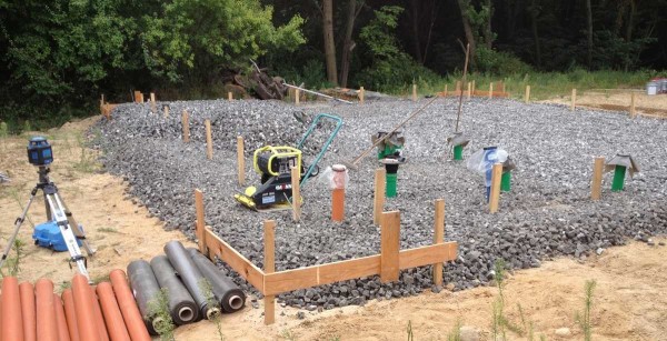 Se rellenó piedra triturada, se instalaron elementos empotrados del alcantarillado y suministro de agua