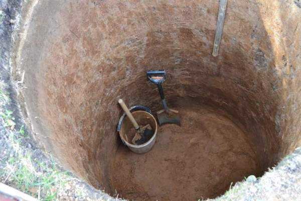 Primero, cavan una mina hasta el acuífero, luego le ponen anillos.