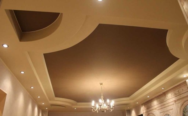 Una delle opzioni di design del soffitto teso