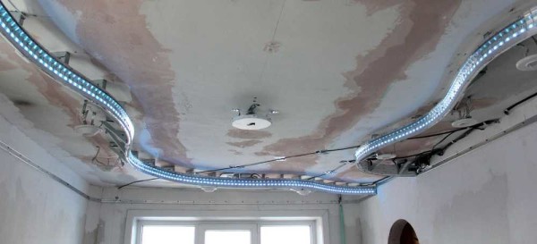 Soffitto preparato per l'installazione: tutto viene pulito, incorporato per l'illuminazione installata