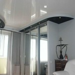 Soffitto in bianco e nero e la stessa decorazione della stanza