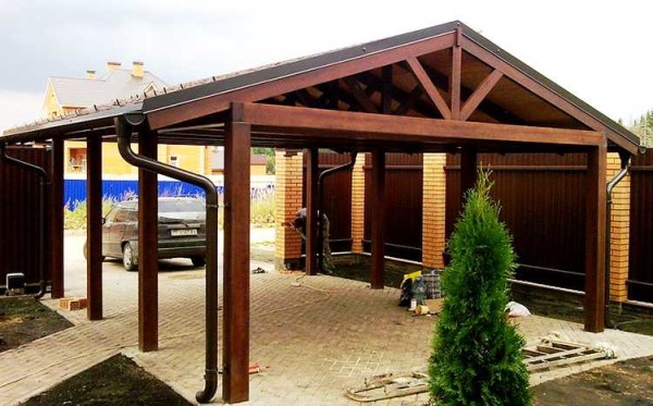 En av alternativene for carport