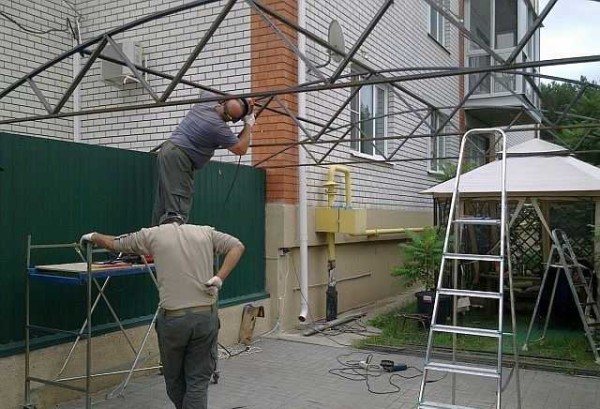 Saldiamo tubi per il fissaggio del policarbonato