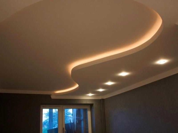 Soffitto in cartongesso a due livelli con illuminazione