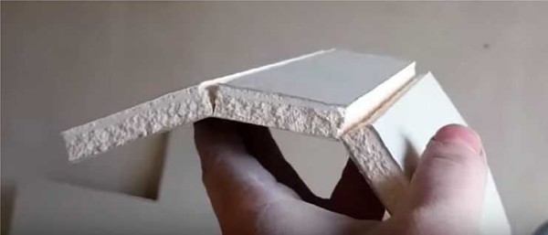 Tagliare ogni 5 cm di cartone da un lato e rompere il gesso