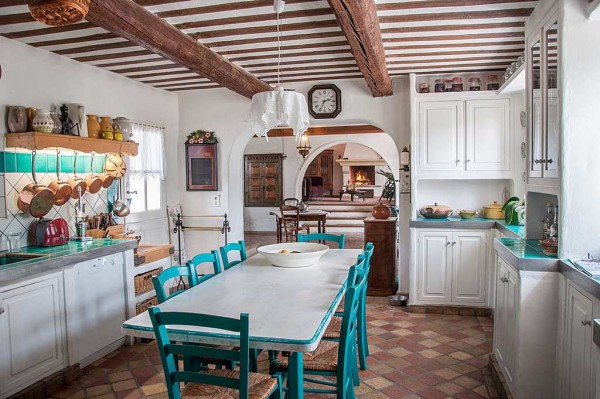 La cucina in stile provenzale è un argomento a parte, ma tutte le regole ei colori rimangono qui.