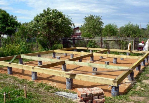 La madera a menudo se coloca debajo de casas de madera.