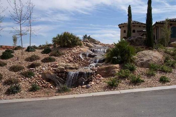 El agua, corriendo sobre las piedras, desaparece