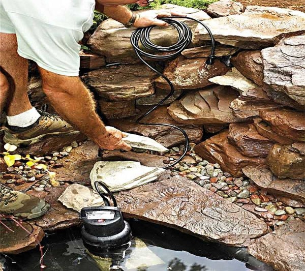 La bomba está sumergida en agua.