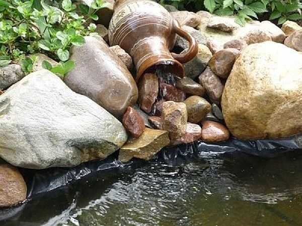 Un errore comune durante la decorazione di una cascata: i lati della ciotola non sono rivestiti di pietra e il film rovina una buona idea