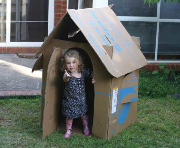 Casa para niños lista para usar con techo a dos aguas.