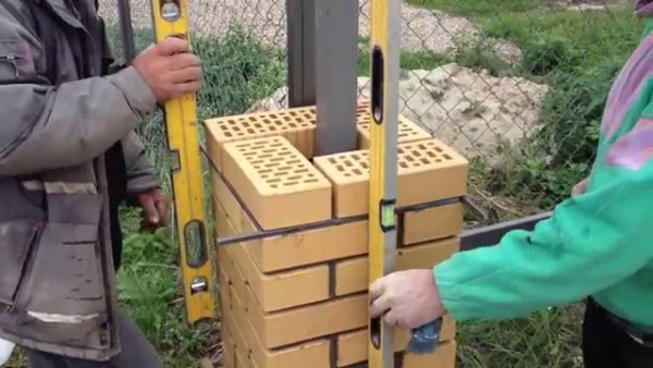 Los postes de la cerca se colocan alrededor de un tubo de refuerzo de metal