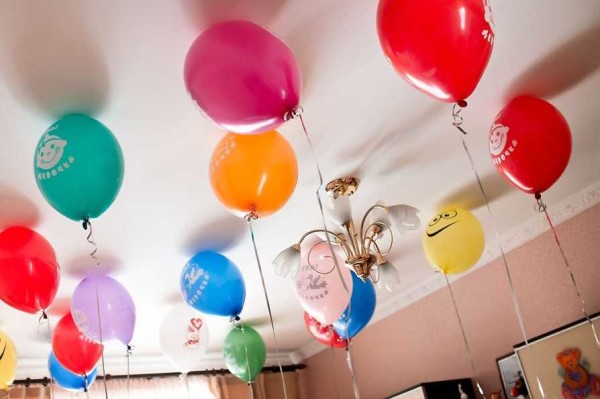 Para conocer al recién nacido, puede inflar globos de gel en la habitación.