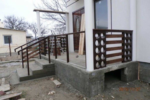 Une des options pour un porche en béton avec des balustrades en bois