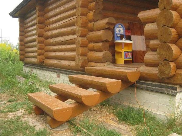 Porche de la baignoire en bois - un escalier en rondins