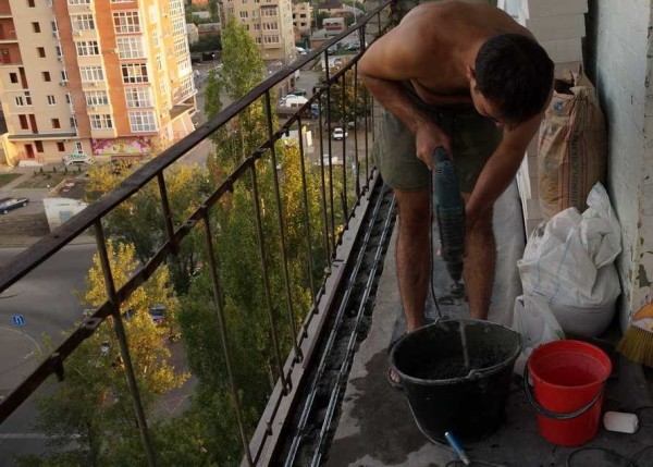 Se il bordo della lastra del balcone è irregolare, viene cementato