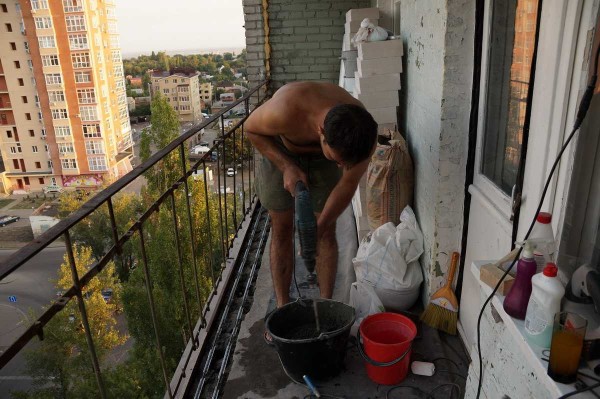 Nivelamos el piso a lo largo del borde de la logia para que la pared de bloques de hormigón celular se pueda colocar normalmente