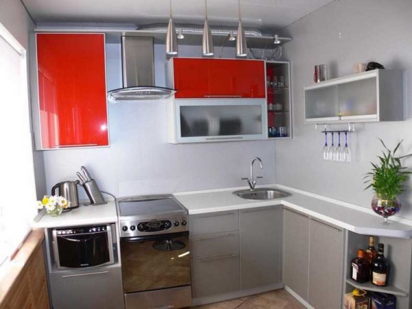 Quando si decora una cucina, l'importante è non esagerare con gli accenti di colore. Dovrebbero essercene pochi