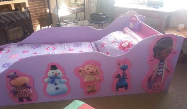 Cama infantil de bricolaje para niña.