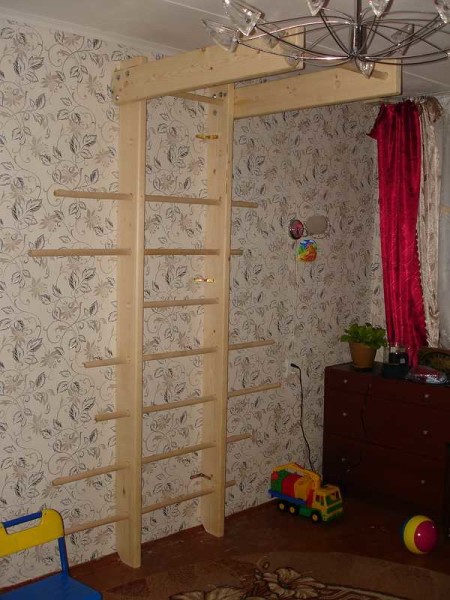 Pegada a la pared la base de una camiseta deportiva de casa para niños (y no solo)