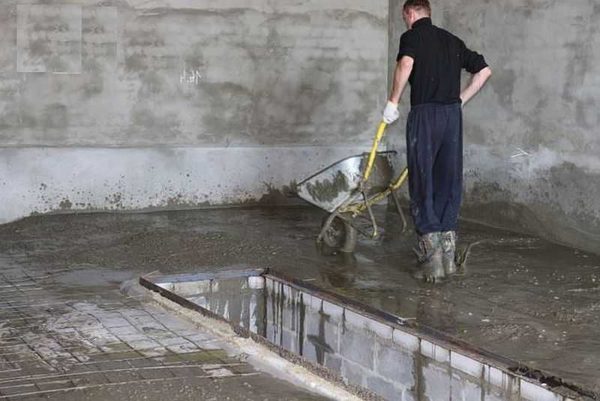 Det tar et stort team å blande betong i en betongblander