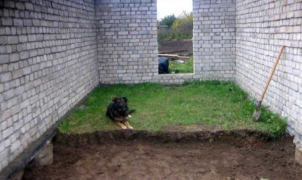 La primera etapa de la construcción del piso de concreto en el garaje es la eliminación de la capa fértil.