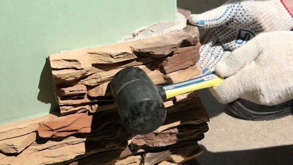 Para una mejor adherencia de la piedra a la pared, puede utilizar un martillo de goma.