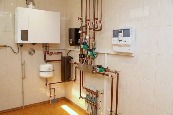 Opzione di installazione per una caldaia a gas a parete - fino alla parete di almeno 10 cm