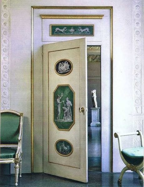 Opzione di decorazione della porta per interni classici