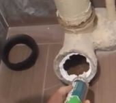 Pour que l'installation d'une cuvette de toilette sur une ancienne fonte soit étanche à l'air, une couche de mastic peut être placée sous l'ondulation