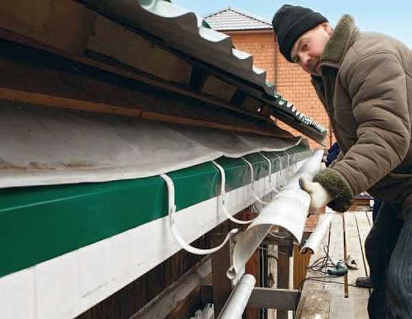 Installazione della grondaia dall'esterno