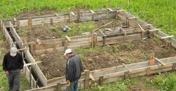 Preparazione per gettare la fondazione della striscia per il garage - cassaforma esposta