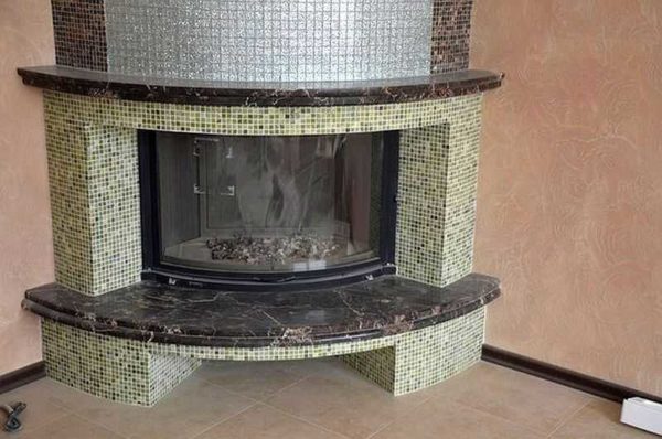 Decorare un camino con il mosaico è particolarmente utile su forme arrotondate, dove altri materiali sono molto problematici da usare.