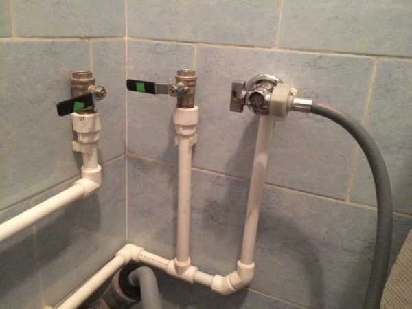 Un ejemplo de cableado de tuberías de polipropileno en un baño.