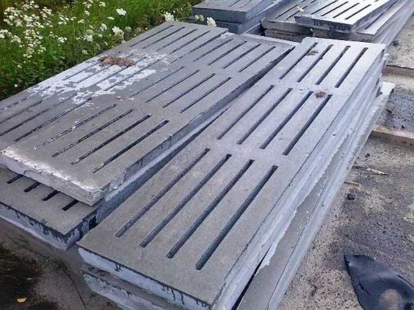 Plater av betongplater