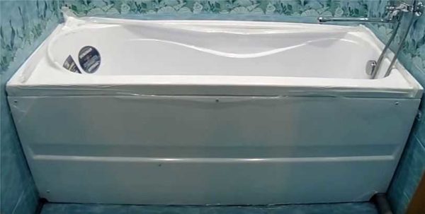 La instalación de bricolaje de una bañera acrílica ha terminado