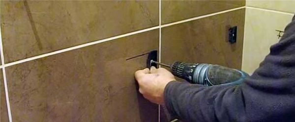 Installazione del montaggio di una vasca da bagno in acrilico alla parete