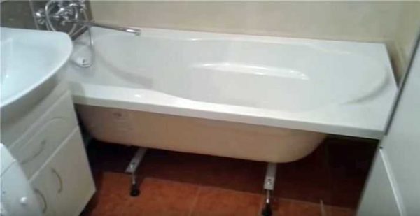 L'installazione di una vasca da bagno in acrilico su gambe è completata