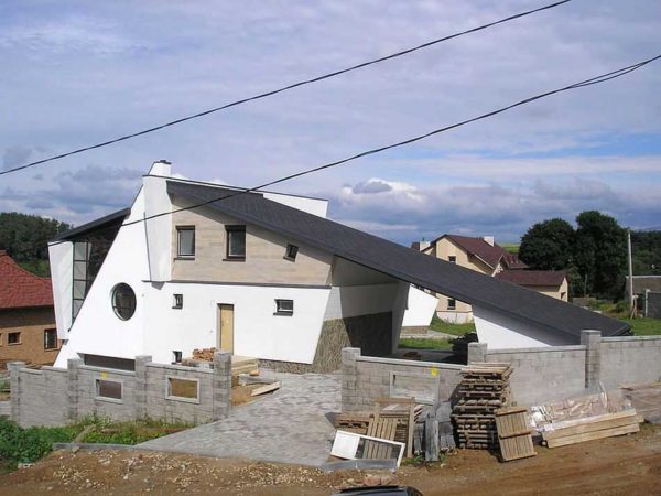 La casa originale. Sotto un tetto spiovente ci sono una casa e un edificio per la casa, e persino una parte: una tettoia sul cortile tra due edifici