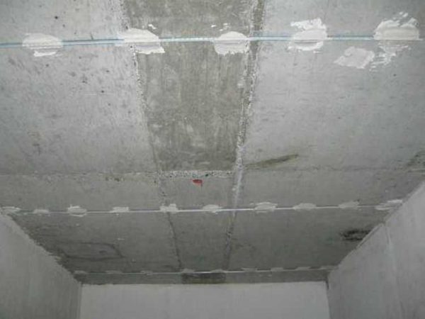 La distanza tra i fari sul soffitto è di 1,1-1,3 metri