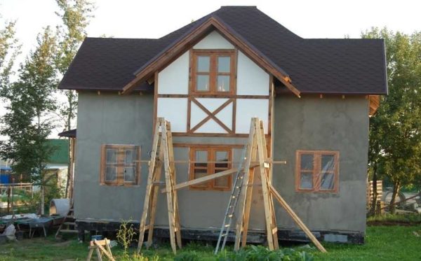 Ako se na zidovima ništa ne može poduprijeti, prikladne su građevinske rešetke s podnim pločama postavljenim na prečke