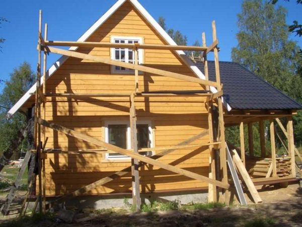 Los andamios de madera de bricolaje se pueden hacer en un par de días