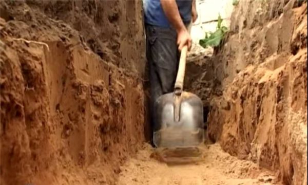 Sand helles på den jevnede bunnen