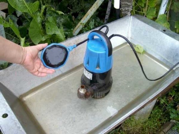 Este flotador corta la energía a la bomba cuando el agua está baja