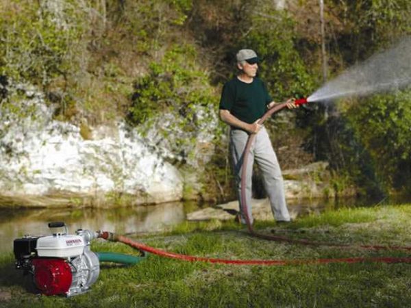 No todas las bombas son adecuadas para regar un jardín desde un río o estanque