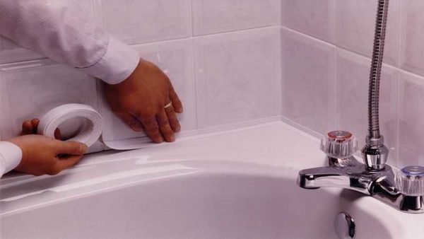 Applicazione del nastro per cordoli da bagno