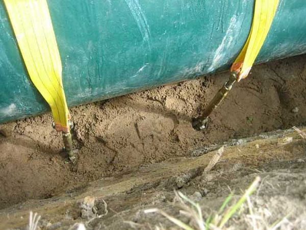 Un ejemplo de anclaje de una fosa séptica con anclajes