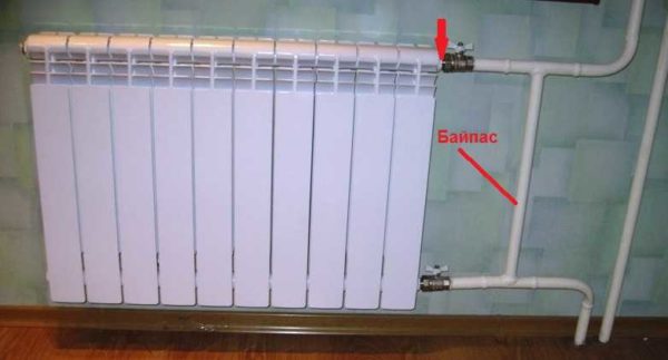 Se si dispone di un cablaggio simile (potrebbe non esserci un tubo sulla destra), è necessario un bypass. Posizionare il termostato immediatamente dietro il radiatore